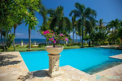 Villa Segara Murti - Stylish Beachfront Villa!