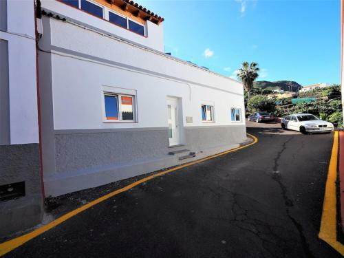 Beach House...el Gincho Garachico Three Minute Walk From El Gincho Beach.