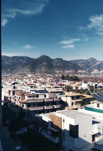 Stunning Hill View Apartment/ 2br/ Central City