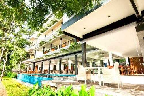 The Lake Forest Hotel
