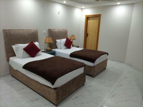 Family Hotel Davis Road Lahore