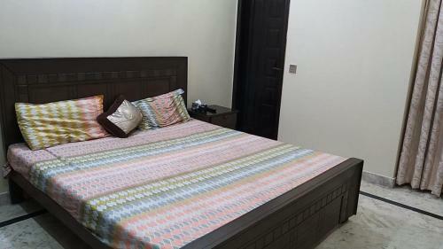 Apartamento Three Bedrooms Home Johar Town