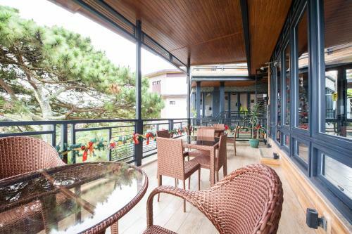 Hotel Vaccinated Staff - Oyo 492 Sunset View Ridge Residences
