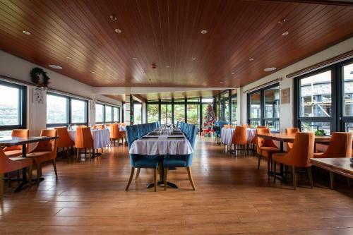 Hotel Vaccinated Staff - Oyo 492 Sunset View Ridge Residences