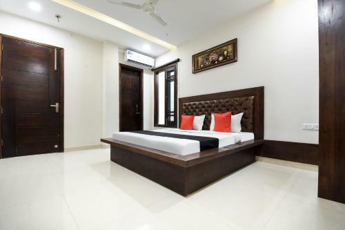 Capital O 60496 Hotel Avera