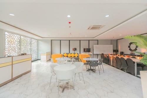 Hotel Vaccinated Staff - Oyo Flagship 750 Mont Blanc