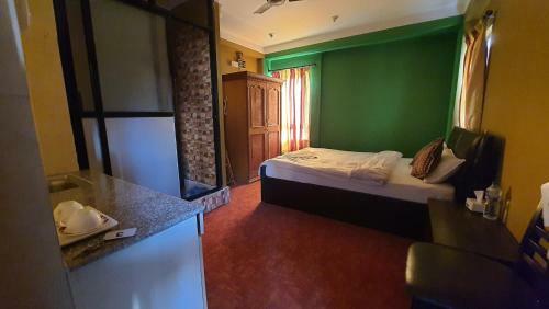 Hostal Ambience House
