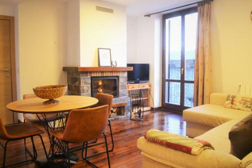 Apartament Acollidor Amb UNA Gran Llar de Foc
