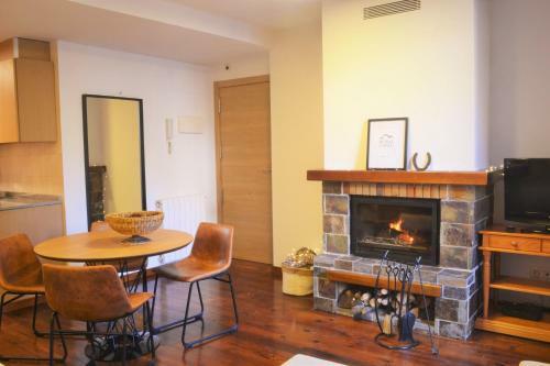 Apartament Acollidor Amb UNA Gran Llar de Foc