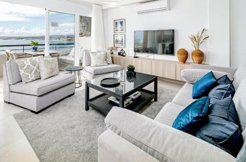 Cp - Modern Beachside Apartment In Estepona