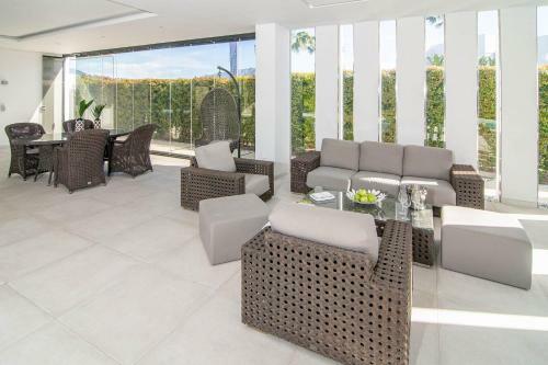 2021 Built Extravagant Villa In Luxurious Mirabella Hills