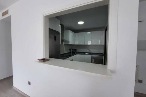 Palms Beach - Brand New Luxury Beachside Apartment