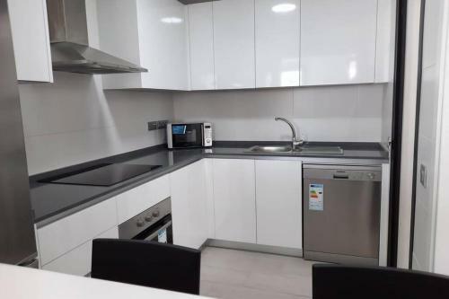 Palms Beach - Brand New Luxury Beachside Apartment