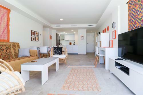 Newly Refurbished 2bed Apartment In Residence Infinity, Pool By Rafleys