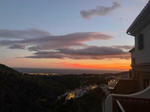 Casa Con Incre�bles Vistas A Las Monta�as Y Al Mar