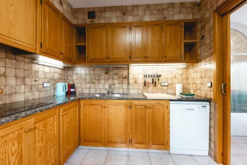 Bravissimo El Lle�, Bright 4-bedroom Apartment