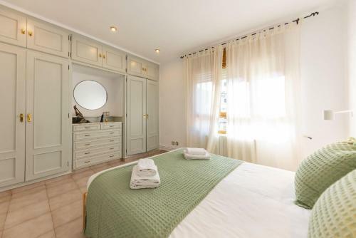 Bravissimo El Lle�, Bright 4-bedroom Apartment