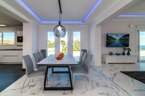 Top Renovated Villa With Sea-view And Heated Pool
