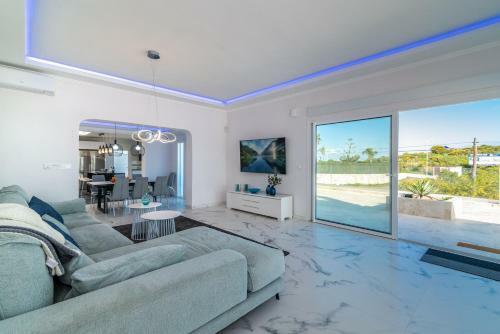 Top Renovated Villa With Sea-view And Heated Pool