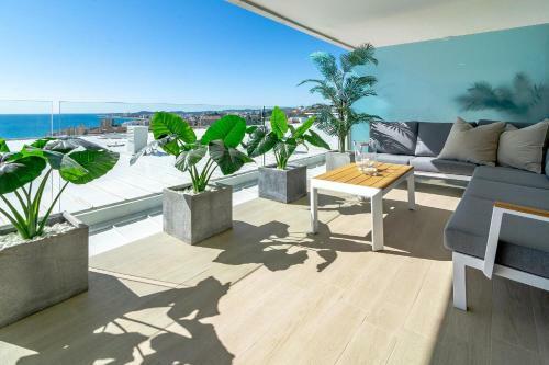 Hig- Modern Apartment Stunning Views, Next To Beach
