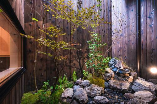 ? ?? Izumi Higashiyama