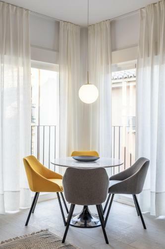 Central Stylish And Elegant 1 & 2 Br Apartments I