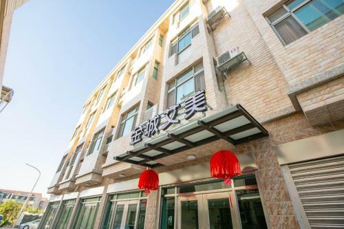 Hotel Golden City Emmy Bath Well 1