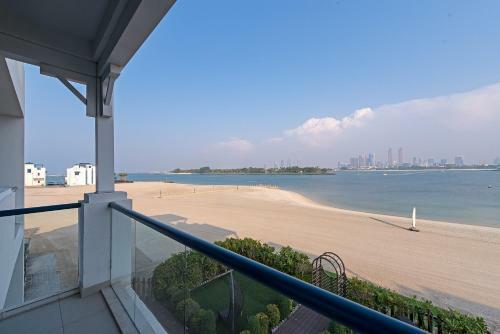 Exquisite Palm Villa With Private Beach, Palma Residences