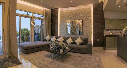 Exquisite Palm Villa With Private Beach, Palma Residences