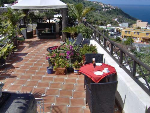 Apartment Mit Privatem Balkon Und Meerblick Im Rustikalen Stil
