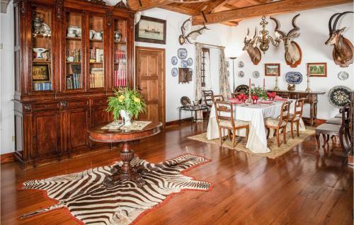 Nice Home In La Coru�a With Wifi And 7 Bedrooms