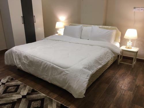 Two Bedroom Luxury Apartment Al-khoud