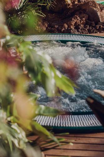 The Circular Villa - Jacuzzi, Hiking & Vineyards