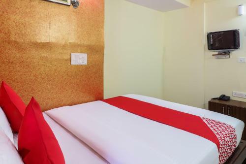 Hotel Vaccinated Staff - Oyo 62768 Gm Royals