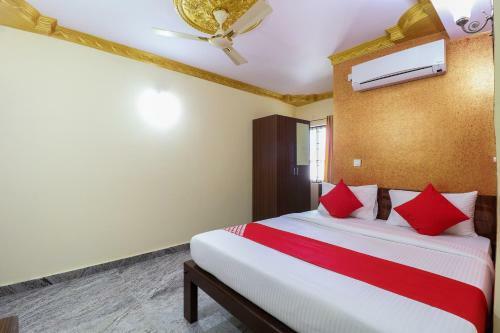 Hotel Vaccinated Staff - Oyo 62768 Gm Royals