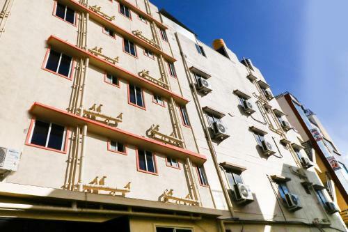 Hotel Vaccinated Staff - Oyo 62768 Gm Royals