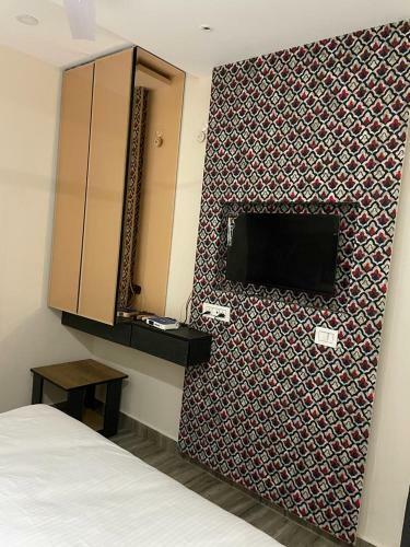 Hotel Wide Road