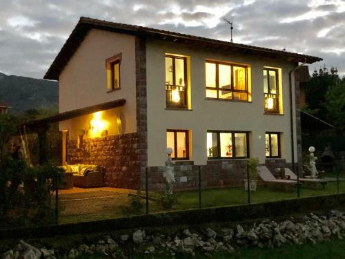Casa Frente A Los Bufones de Pria