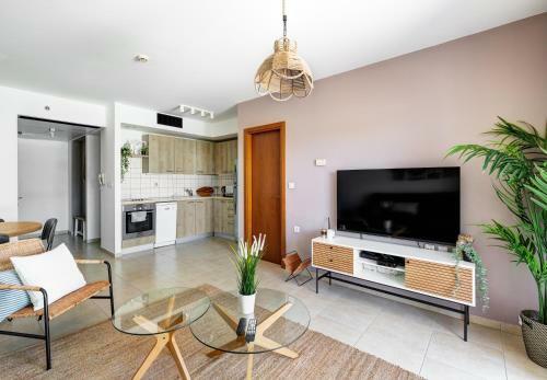 Water Front Blue Lguna Garden Apartment 2bd