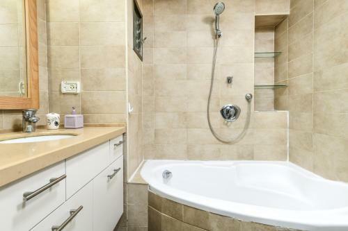 Modern 3br Apartment W/ Sea & City View