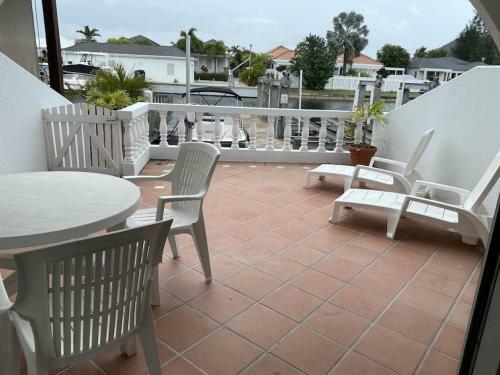 Waterfront Villa -5 Minute Walk To The North Beach!!