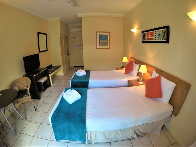 Hotel Crystal Garden Resort & Restaurant