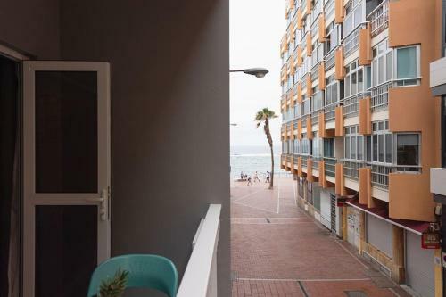 Beachside Apartment With Lateral Sea View