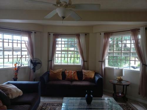 Rodney Heights 2 B/r Ensuite Apartment