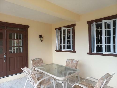 Rodney Heights 2 B/r Ensuite Apartment