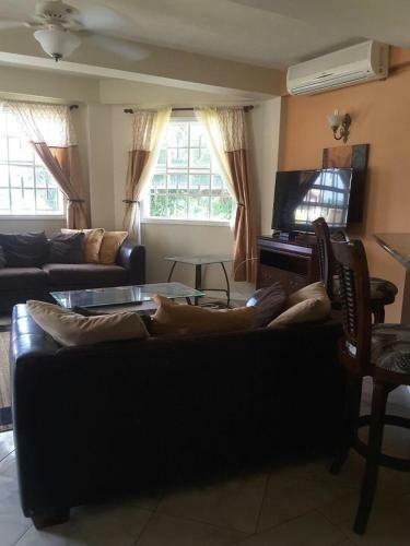Rodney Heights 2 B/r Ensuite Apartment