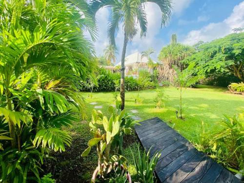 Splendide Bungalow En Bois Avec Jacuzzi Dans Un Parc Tropical