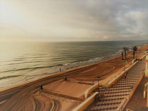 Beachfront And Bright Apartment