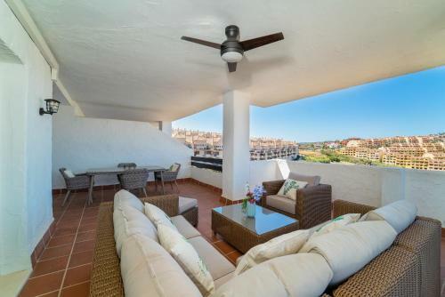 Apartamento Duquesa Dreams - 2 Bed/2 Bath Apt With Panoramic Golf Course And Mountain View