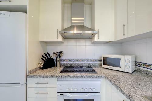 Duquesa Village Apartment - 2 Bed/2 Bath Apartment With Panoramic Sea Views